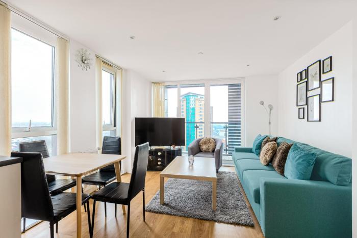 Stylish 2BR Gem with Balcony, 5 min Stratford Station