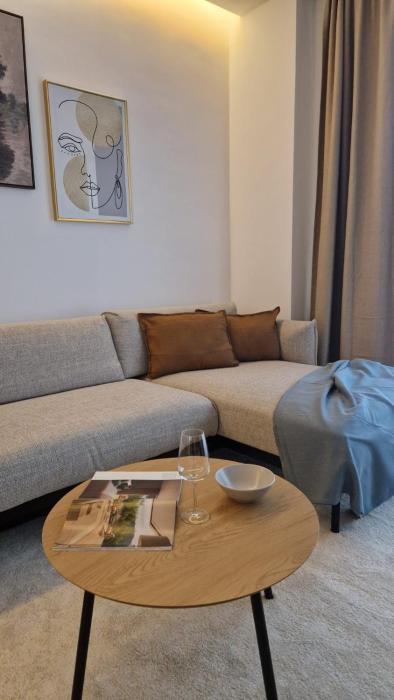 Modern 2BDR Apartment - Business Zone - Free Garage Parking