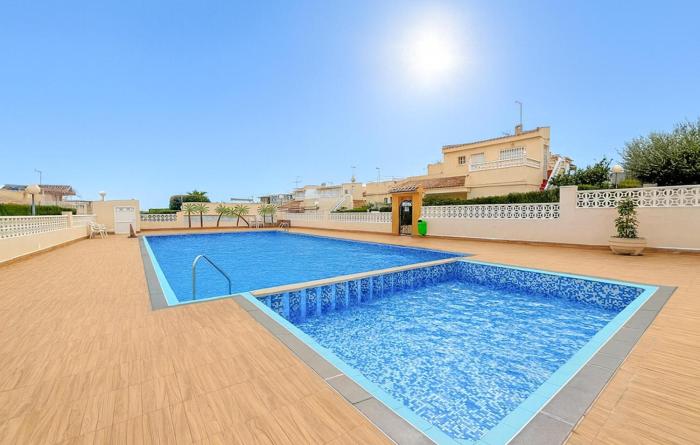 Three Bedroom Cozy Apartment In Torrevieja