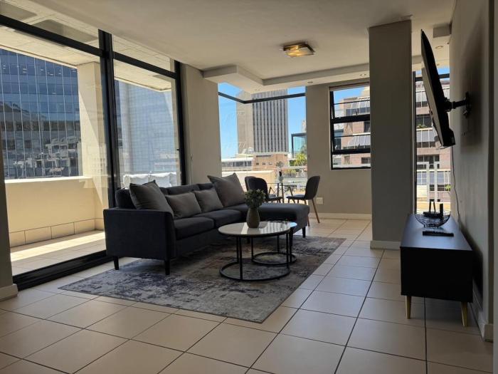 Bright Two Bedroom Apt with Stunning City and Mountain Views