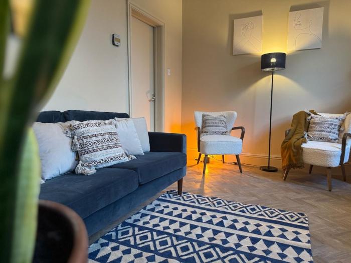 Central Carlisle Modern 4BD w Wi-Fi, Washer, & SmartTVs, close to M6