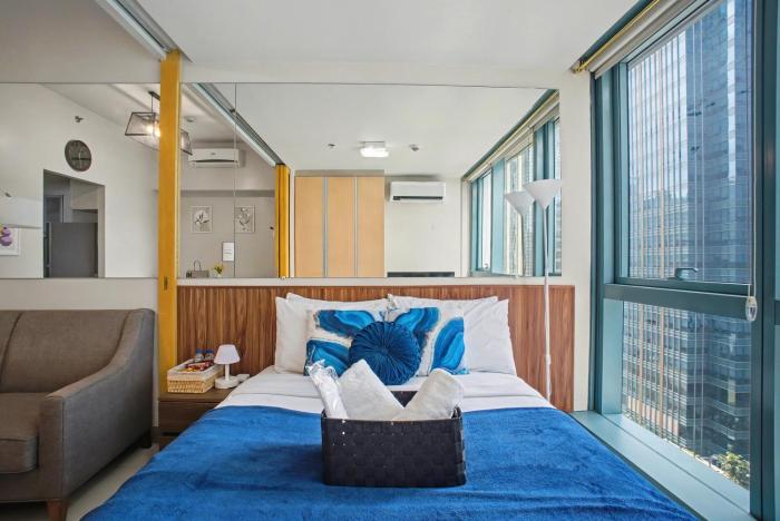 BGC 1BR, Steps to Mitsukoshi & Uptown Malls, 300Mbps Fiber 19C2