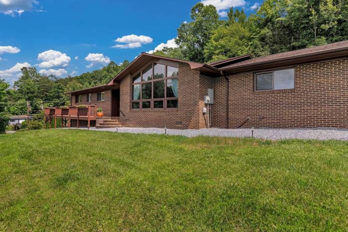 Charming Mountain Home with Panoramic Views near Black Mountain, Marion, NC