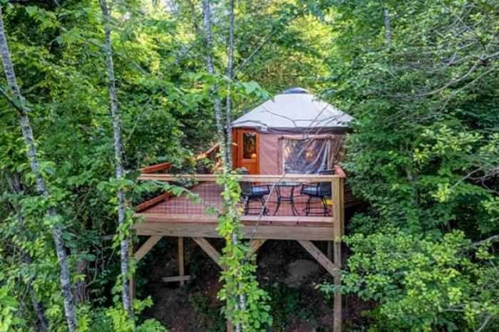 Gorgeous Cozy Yurt for a Unique Romantic Glamping Experience near Cullowhee, North Carolina