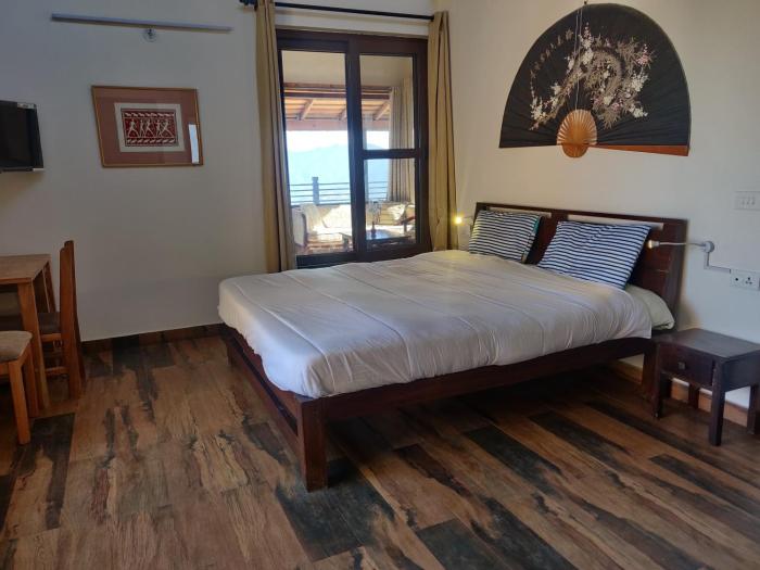 SnowPeak Villa 3-BHK Pet-friendly Hideaway with Hill Views
