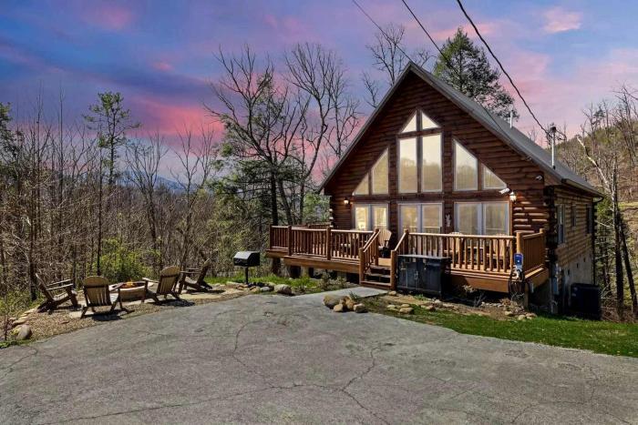 Charming Smoky Mountain Cabin with Private Fire Pit, Modern Amenities, Near Downtown Gatlinburg, Tennessee