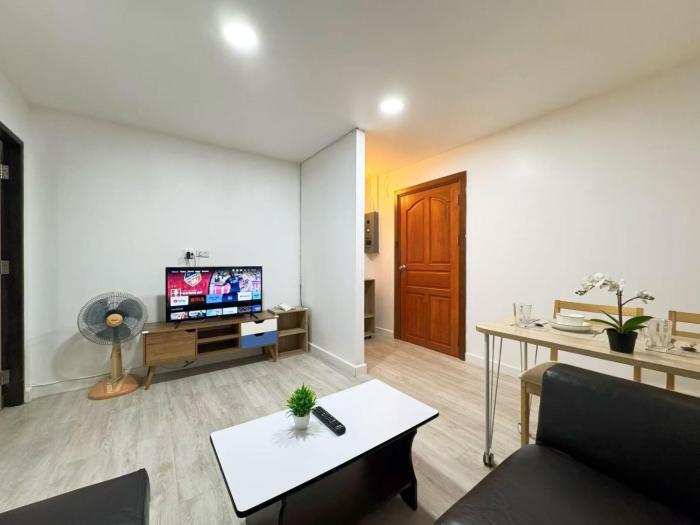 High Floor 1BR for 3 Walk to BTS City Center