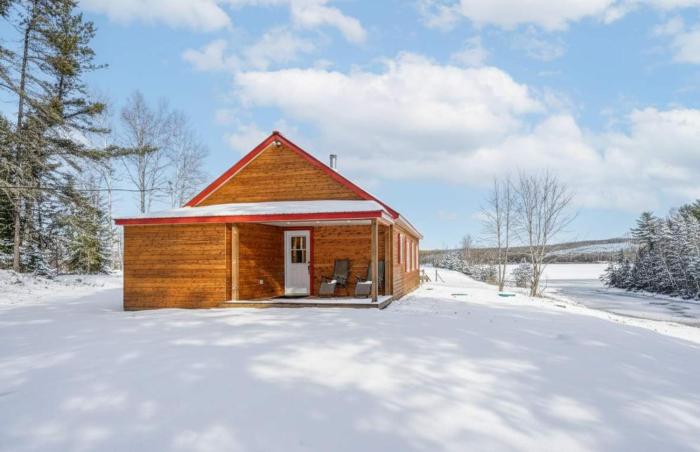 Lake Taureau Shore - Le Grand Manitou