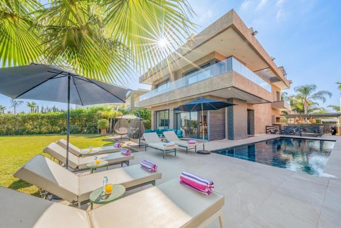 Modern Golf Retreat Heated Pool & Free breakfast