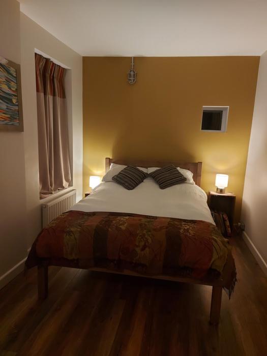 Cosy room in canalside home