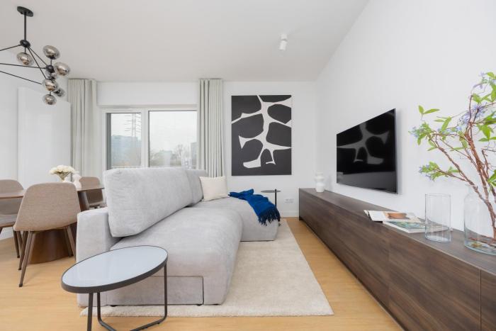 LUX Kolejowa Wola Apartments for 6 People by Renters Prestige