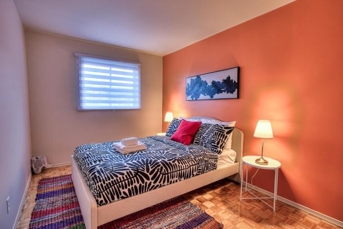 Free Parking! Montreal Comfort Value Convenience! Full Kitchen, Fast Wifi, Workspace, Smart TV!