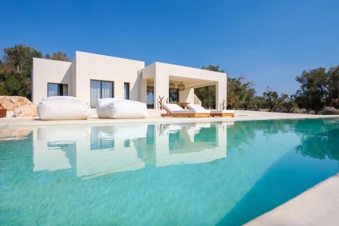 Casaluce, design Villa with Pool in Ostuni