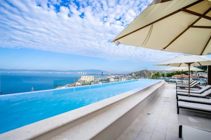 6th-Floor Amapas Retreat – Pool & Sunset Views