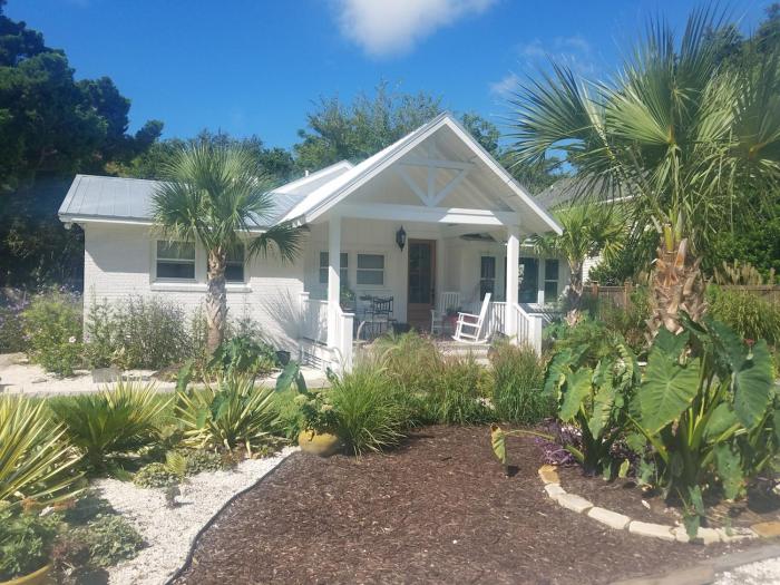 Close to Beach and Downtown! Sleeps 7