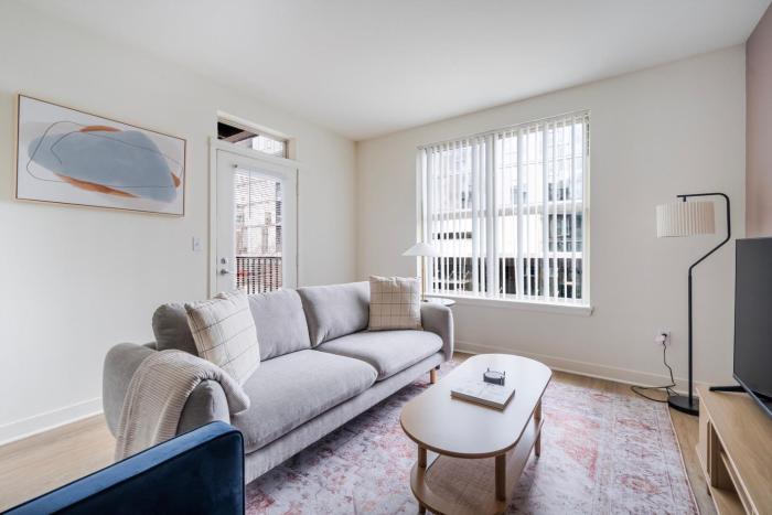 Blueground Northwest Bellevue balcony nr Bellevue Park SEA-978