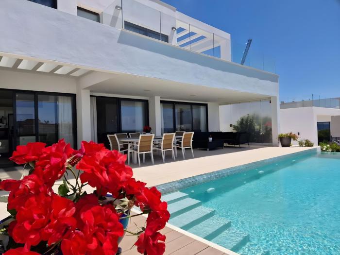 Villa Lynx With Heated Pool V108