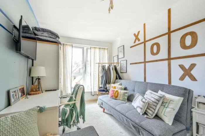 2-Bedroom Flat in Woking Walk to Station