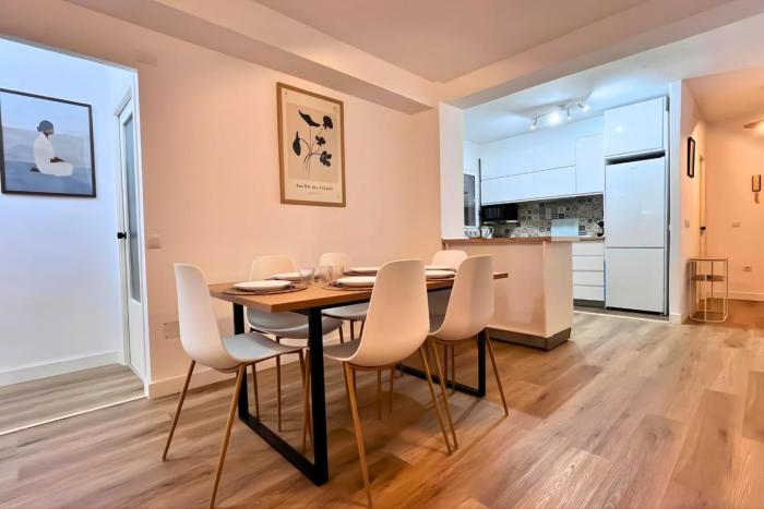 Spacious 3 bedroom renovated property 500 m from the beaches