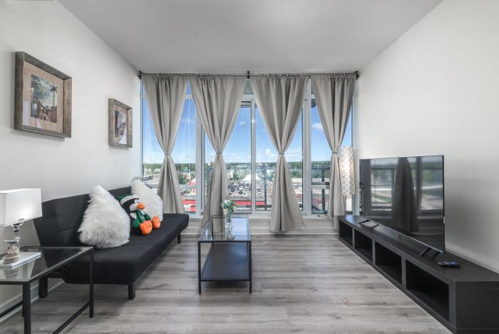 UC Stampede Condo by Train, Hospital, free UG parking & Gym, AC, full kitchen