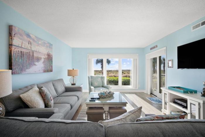 Oceanfront Villa, No Stairs, Pool, Patio, Steps to Coligny