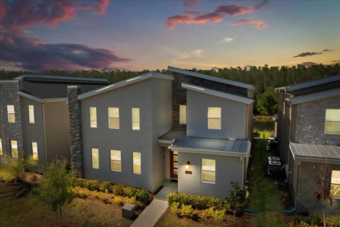 9 Bedrooms 5 Bathrooms Storey Lake 2980Pl