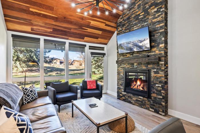 Prime Location, Modern Mountain Charm, Hot Tub, Sleeps 10, Close to Skiing and Dining!