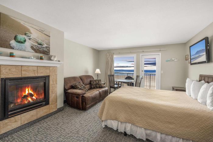 Ground Floor Fireplace Studio - Ocean View & Beach Access - Pool and Hot Tub