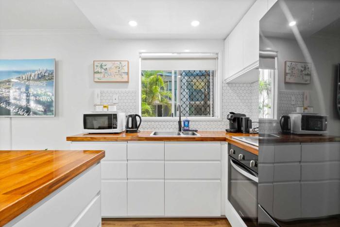 Coastline Tranquility Renovated Elevated Apartment