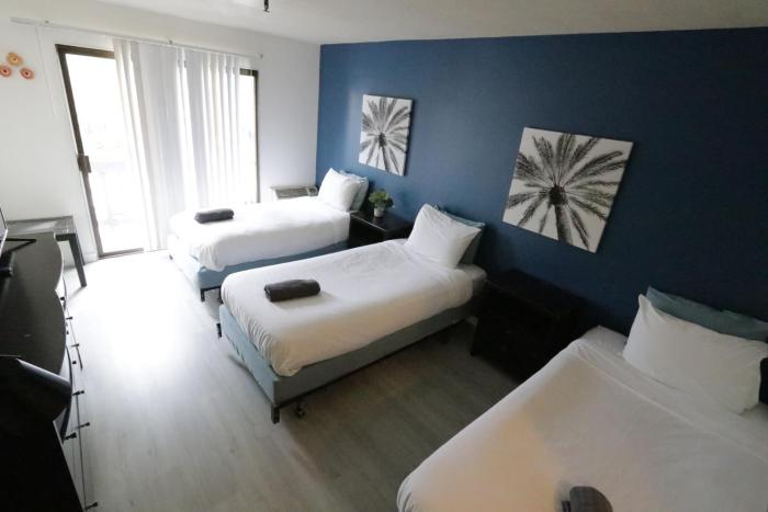 3 beds Apart in Beverly Hills