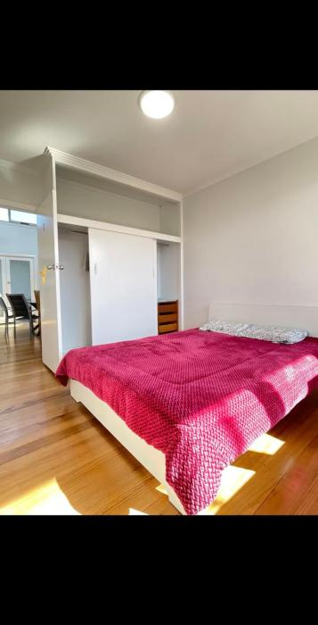 Budget-friendly room near Sunshine Station to CBD