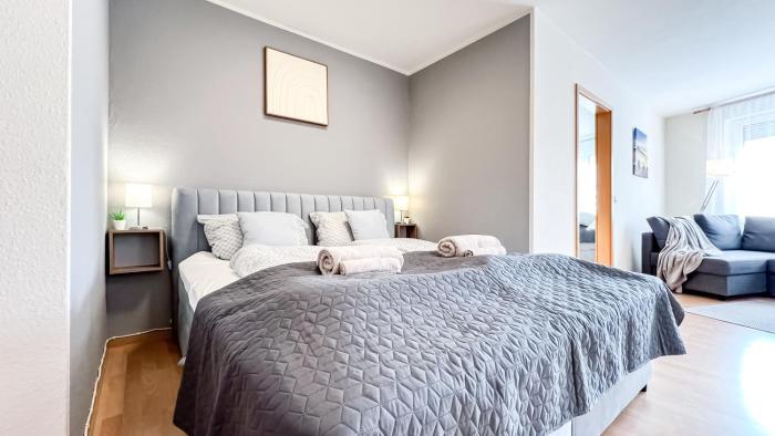 Ferienwohnung in der Stadt mit kostenfreier Tiefgarage bis 1,50m Fahrzeughöhe - 2 Doppelbetten, Küche, Bad
