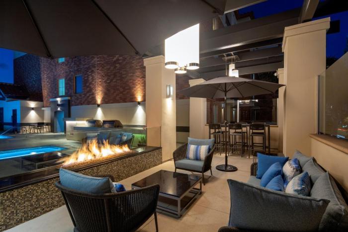 Stylish 2 Bed 2.5 Bath Condo Near Beverly Hills.