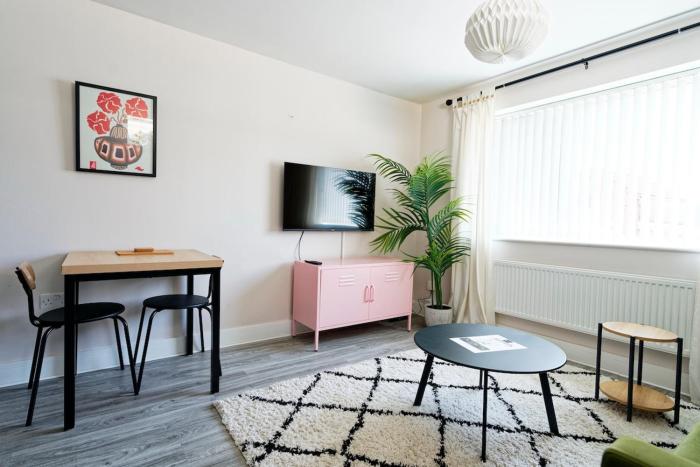 Long Stay Modern 1BR Near Independent Eateries Whitchurch Rd