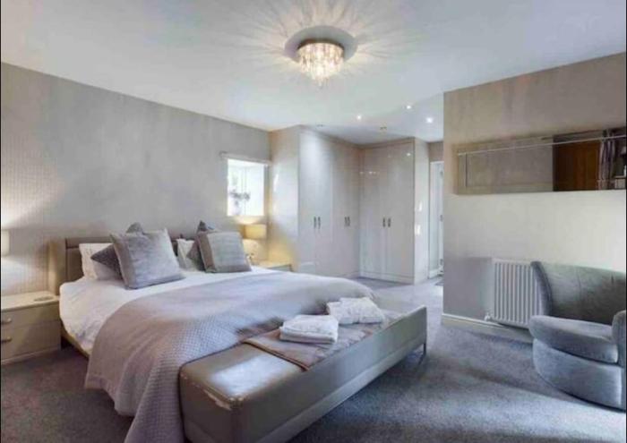 The Oaks A private room in our home With its own entrance with internal doors locked More suited to quieter guests wanting a peaceful stay