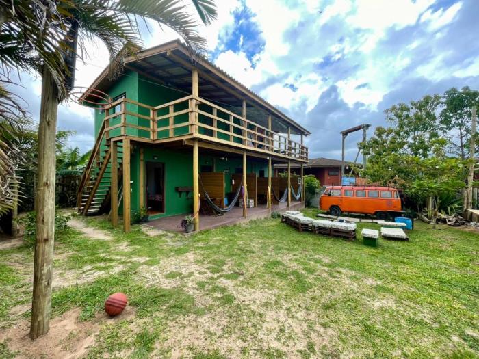 Apartamento 2 dormitórios e quadra de areia no Rosa