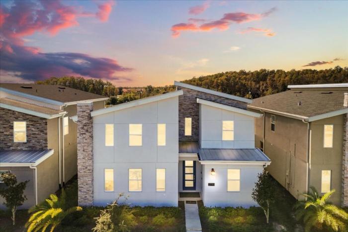 8 Bedrooms 5 Bathrooms Storey Lake 2770 Ow