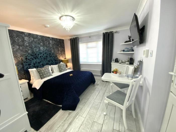 THE KNIGHTWOOD OAK a Luxury King Size Bed -En-Suite Space - LYMINGTON NEW FOREST with Private Entrance - Key Box entry-Free Parking & Private Outdoor Seating Area -Full Fibre WiFi -Town ,Shops , Pubs & Solent Way Walking Distance & Complimentary Brea