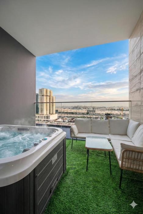 Binghatti Trillionaire! 2 Double Beds! Private Jacuzzi, Prime Location!