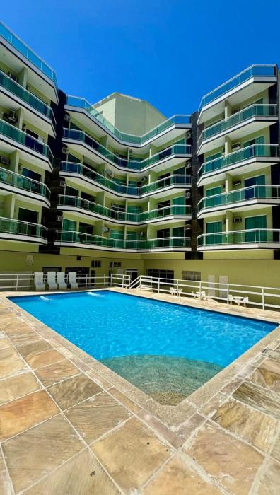 Apto 2 quartos com AR Cond, prédio frente p praia