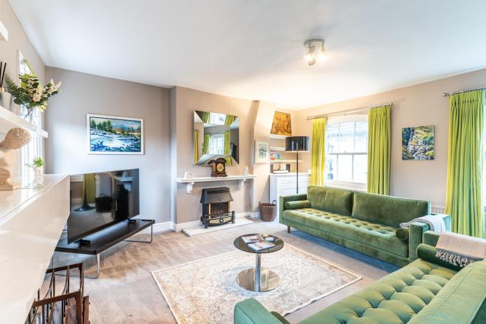 Central Stamford Apartment - Very Spacious