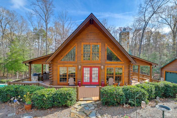 1 Mi to Lake Tillery: Outdoor Retreat w Hot Tub!