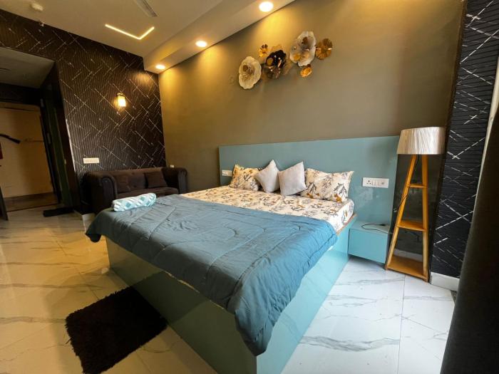 Cosmo Stays Premium Studio Gaur City Center