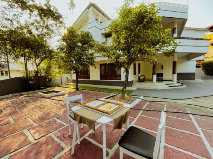 Upavan Villa-Two KM From Aluva Metro Station