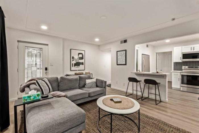 Remodeled 2BR Central PHX Gem with Free Parking