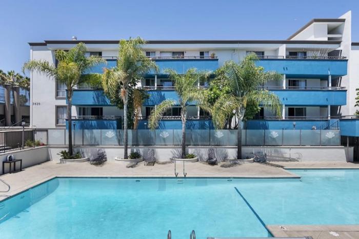 Modern West LA Studio with Pool, Gym & Parking