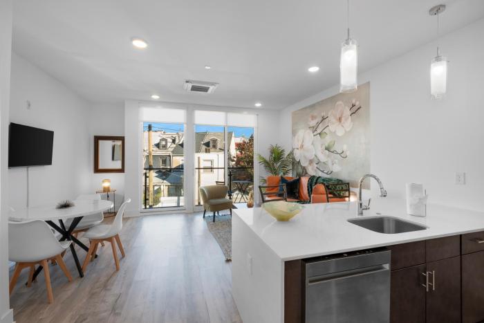 Modern 1BR Escape - Balcony Gym Wi-Fi