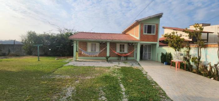 Ingleses casa grande con pátio