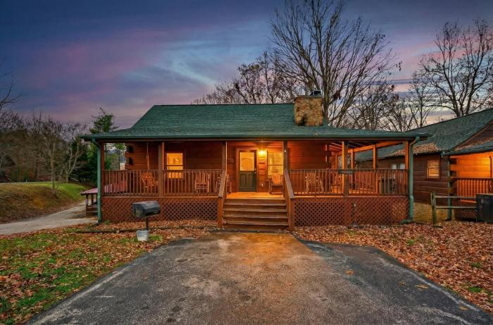 Near Parkway- Hot Tub Rock Wall Cabin