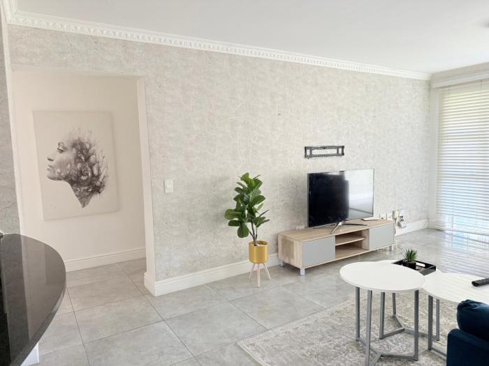 Italian luxe 6 sleeper apartment near canal walk